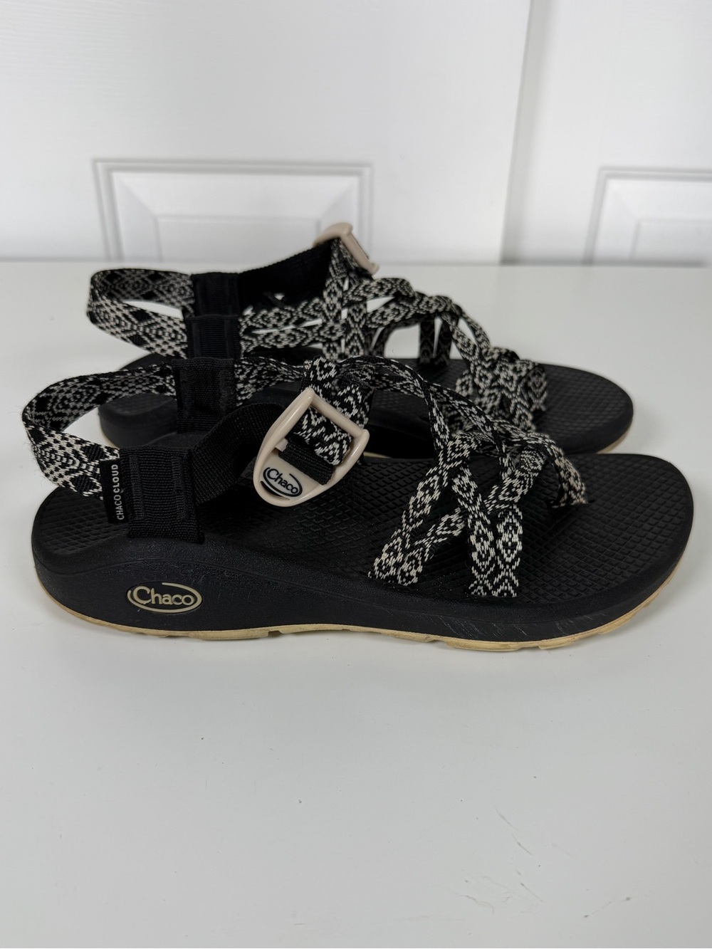 CHACO Cloud Black White Black Strappy ZX/2 Toe Loop Women's Sandals Sz 8